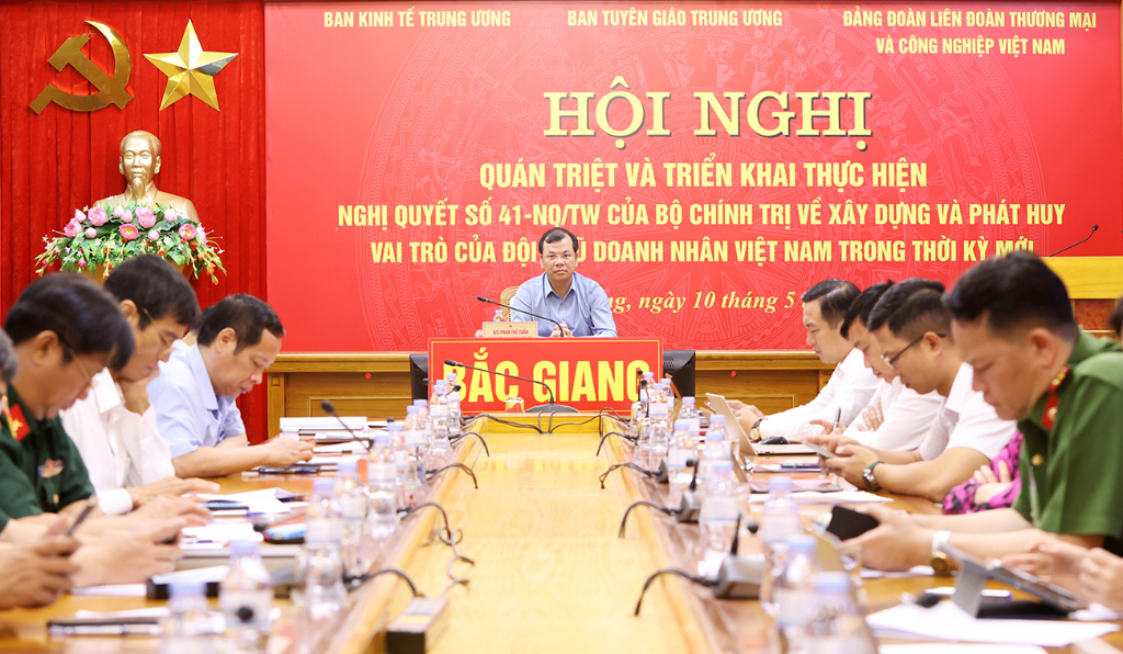 Hội nghị quán triệt và triển khai Nghị quyết số 41-NQ/TW về xây dựng và phát huy vai trò của đội...|https://daihoidang.bacgiang.gov.vn/zh_CN/chi-tiet-tin-tuc/-/asset_publisher/hFkw89T3kabv/content/hoi-nghi-truc-tuyen-quan-triet-trien-khai-thuc-hien-nghi-quyet-so-41-nq-tw-ve-xay-dung-va-phat-huy-vai-tro-cua-oi-ngu-doanh-nhan-viet-nam-trong-thoi-k/20181